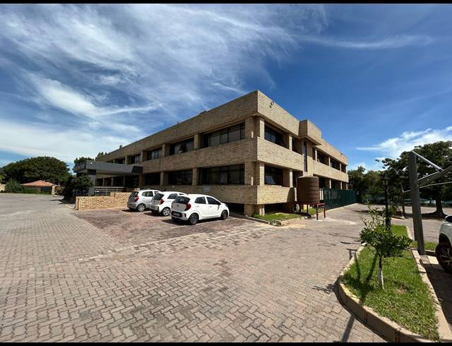 1,932M² OFFICE FOR SALE IN WOODMEAD